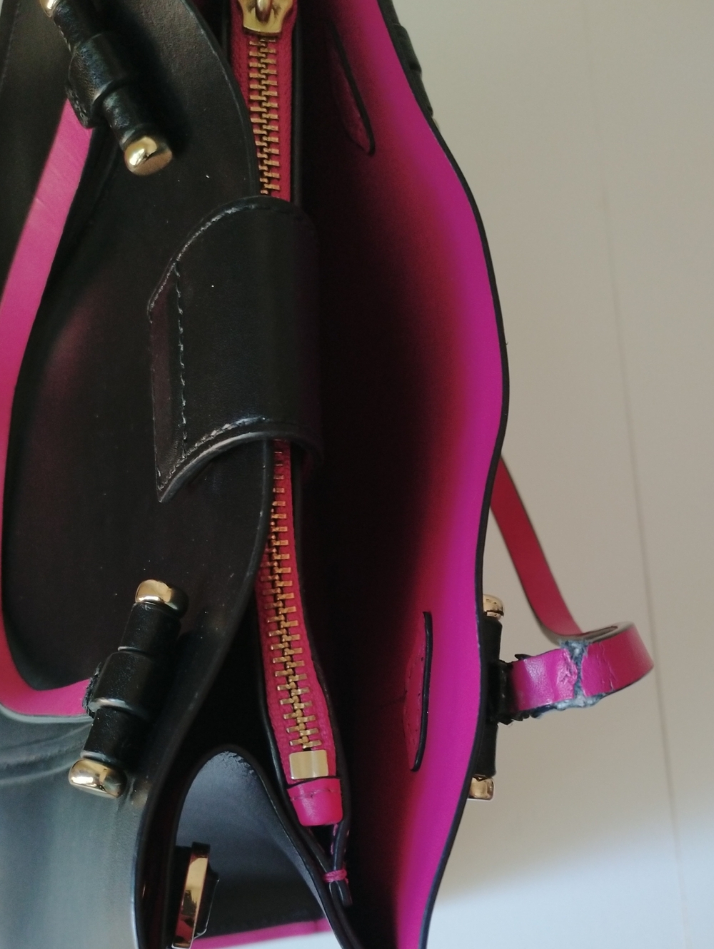 Kate Spade Black Structured Leather Bag with Bright Pink Trim - Picture 7 of 15